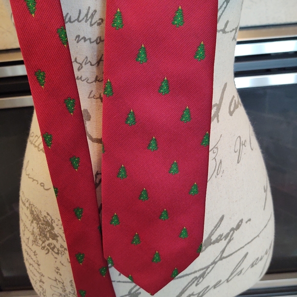 Johnny Appleseed's Christmas Tree Tie! - Picture 1 of 5
